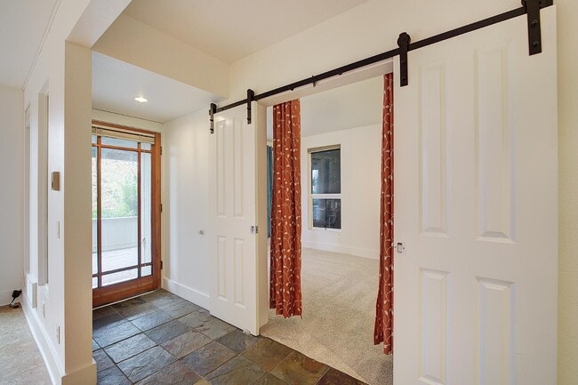 Building Photo - 1038 Lakeview Blvd E