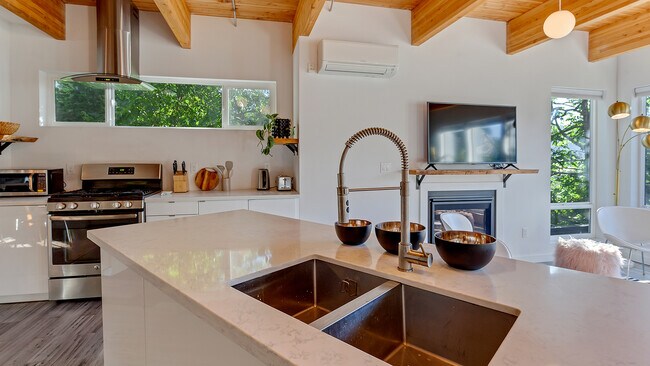 Building Photo - 6824 N Catlin Ave
