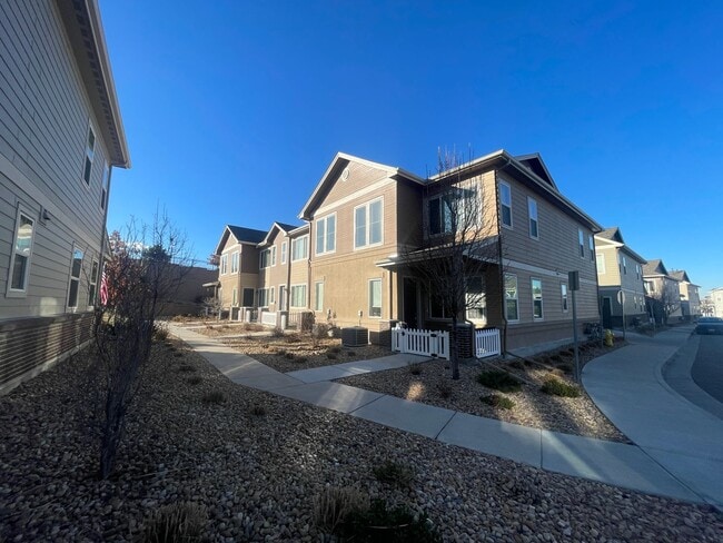 Building Photo - Townhome with great access to shopping, restauraunts and more!