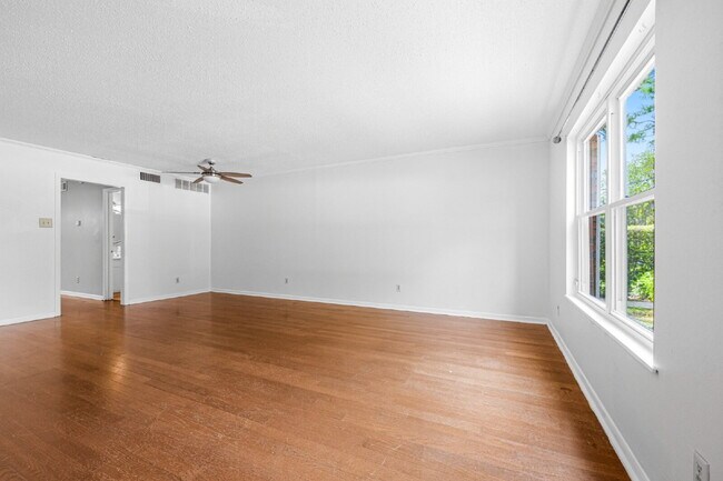 Building Photo - GREAT LOCATION 2BED 2BATH! FENCED IN YARD!