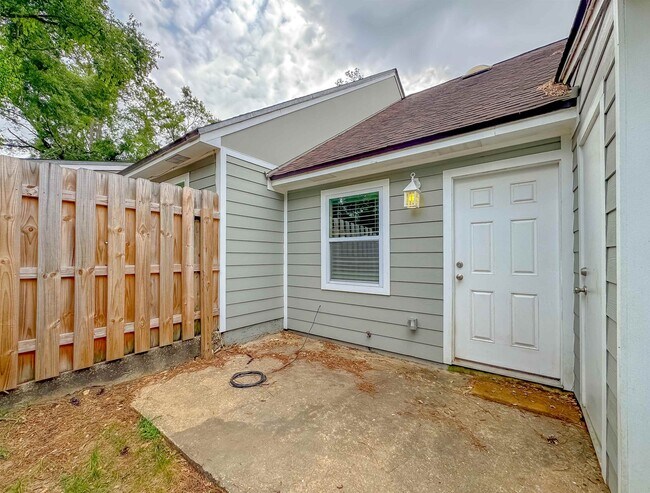Building Photo - 934 S Lipona Rd