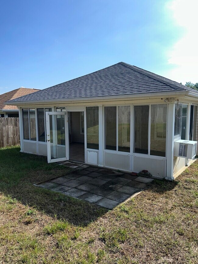 Building Photo - Cute 2/2 with garage and a nice size Flori...