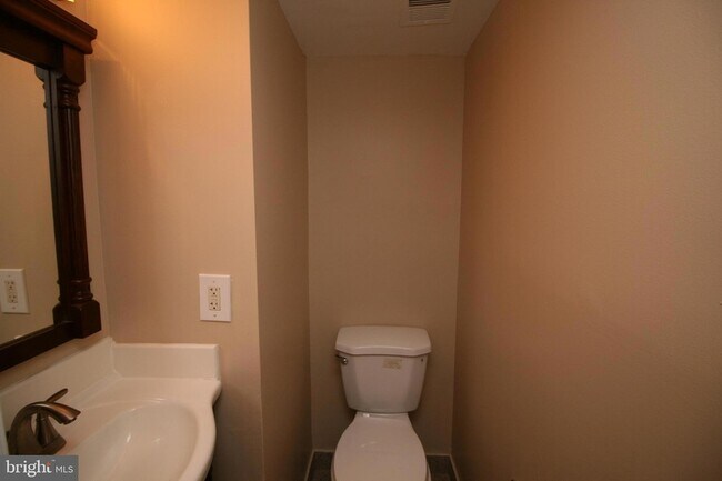 Building Photo - 512 Suffield Dr