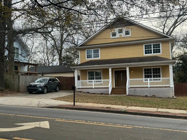 Building Photo - 2483 Memorial Dr SE