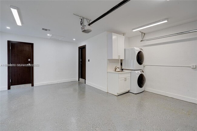 Building Photo - 2305 Magnolia Dr