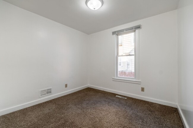 Building Photo - Spacious 4 Bedroom 2 Full Baths Available Kenosha