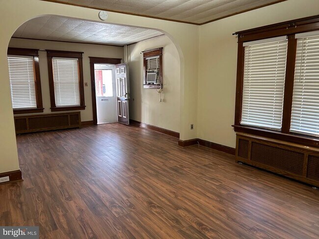 Building Photo - 1049 Genesee St