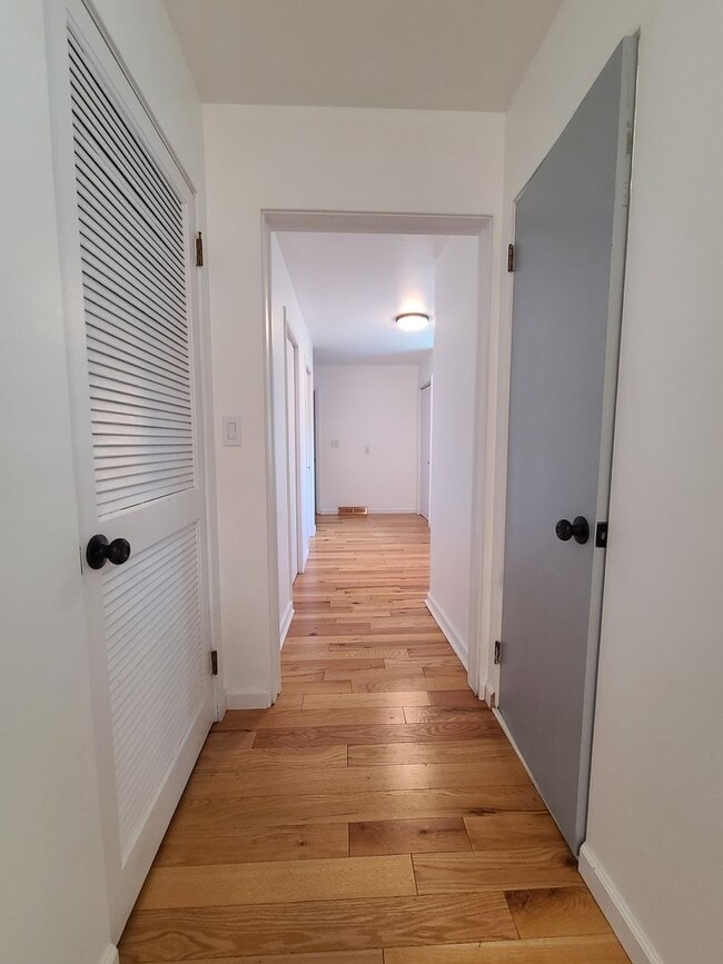 Building Photo - 3-bedroom, 2-bathroom home located in beau...