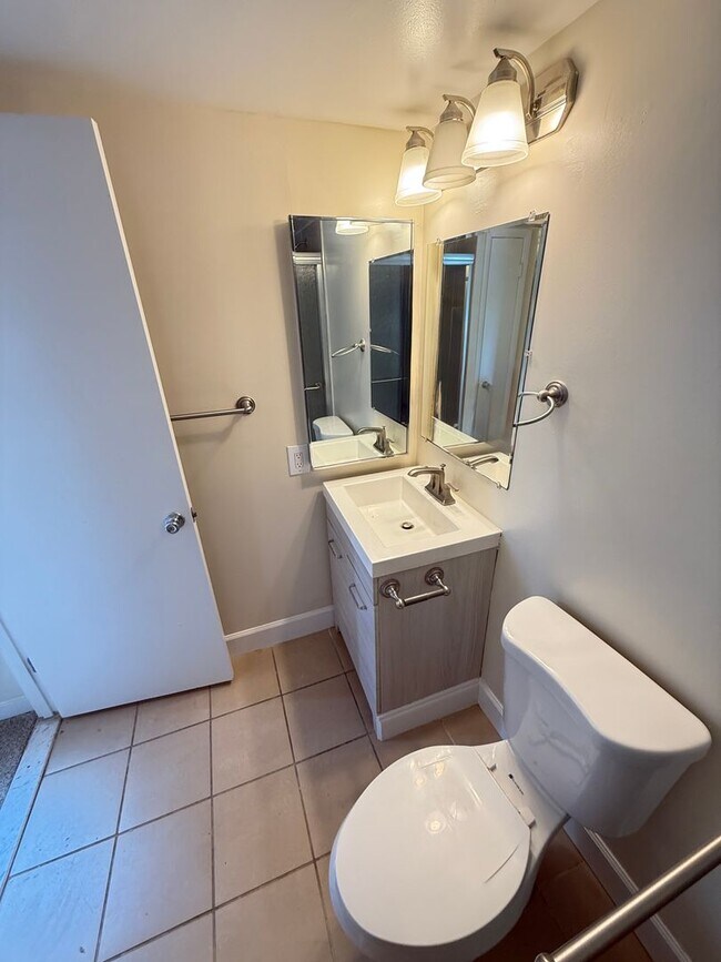 Building Photo - Chic & Comfortable 2BR/2BA Ground-Level Co...