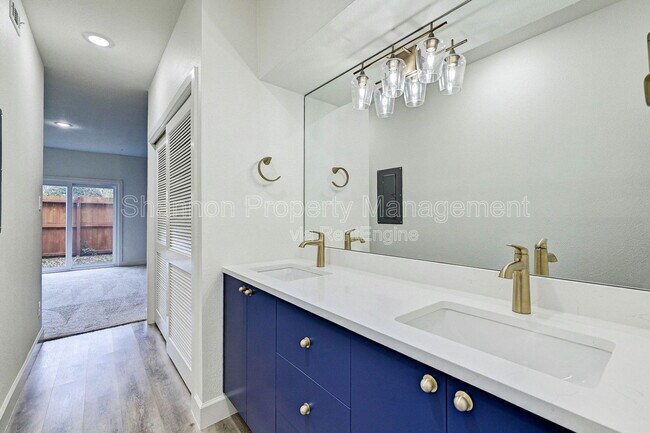 Building Photo - 2100 Tanglewilde St