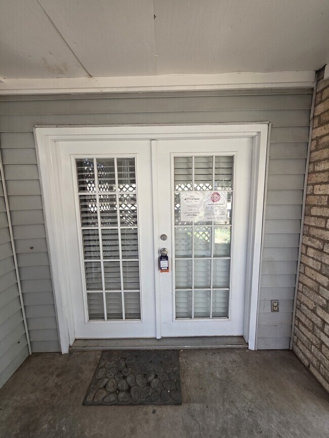Building Photo - 2 story townhome, 3 bed 2 bath