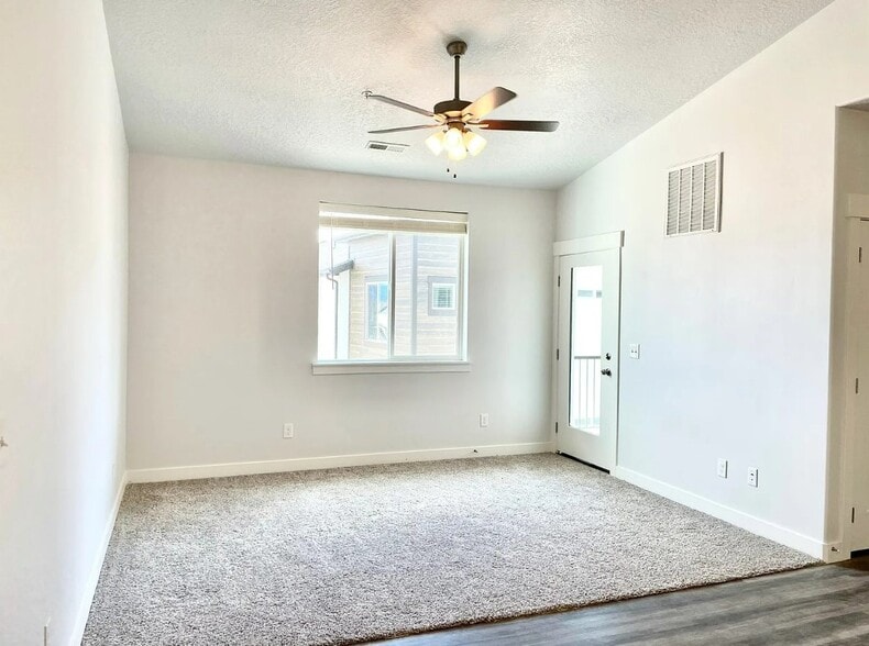 Building Photo - 357 750 N