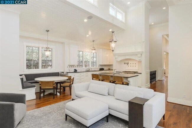 Building Photo - Beautifully Updated 5-Bedroom Home in Prim...