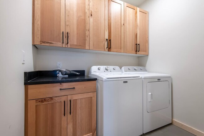 Building Photo - 3402 Alta Vista Dr