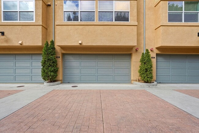 Building Photo - Downtown Mountain View 3 Bedroom 3.5 Bathr...