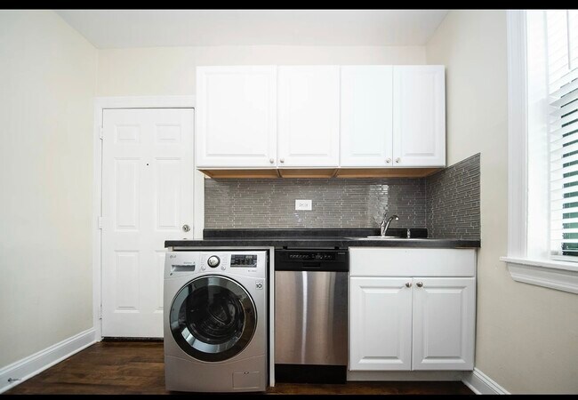 Building Photo - 3845 N Greenview Ave