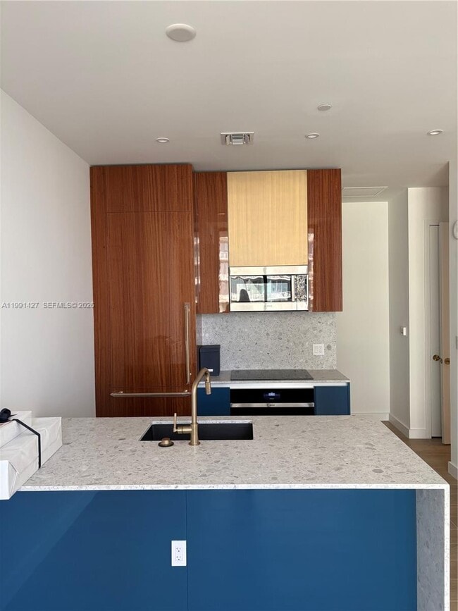 Building Photo - 2655 S Bayshore Dr