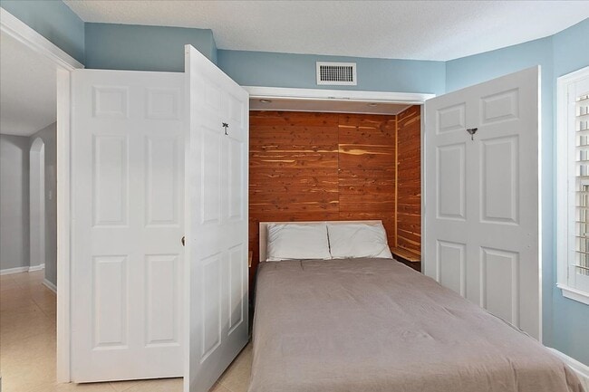 Building Photo - Fabulous Condo in The Pointe!