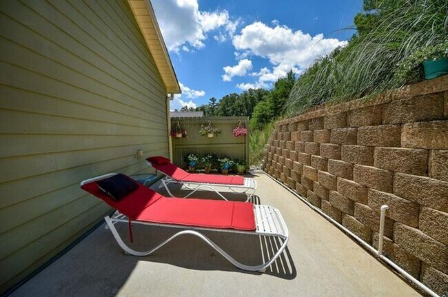 Building Photo - 3 Bedroom Beautiful Cleveland Home!