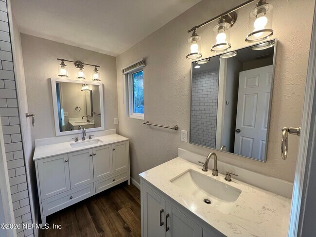 Building Photo - 4550 Crescent St