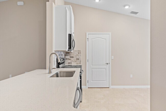 Building Photo - 5 Seabury Pl