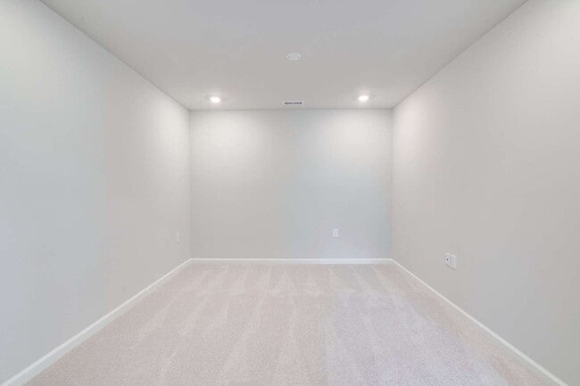Building Photo - End-unit 3 bedroom townhome with Screened Porch!