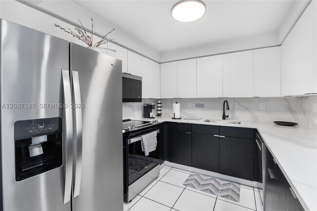 Building Photo - 2301 Collins Ave