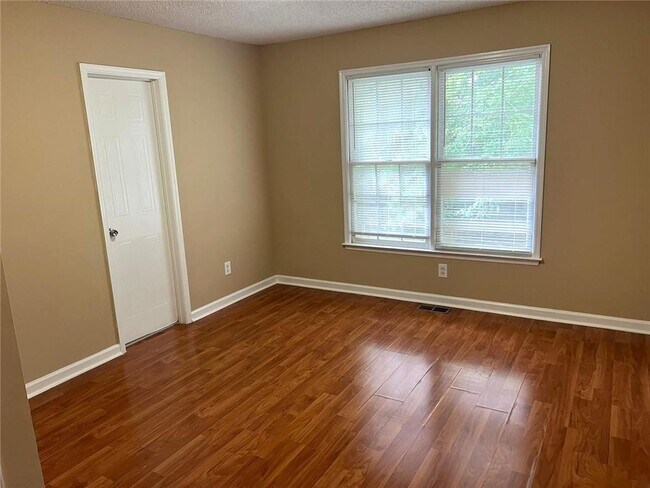 Building Photo - 8019 Woodlake Dr
