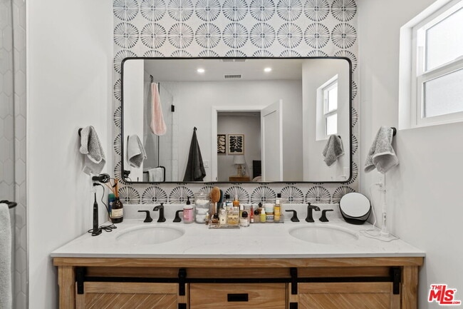 Building Photo - 11038 Blix St