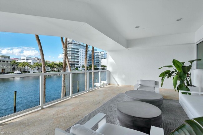 Building Photo - 3 br, 2 bath House - 5900 Collins Ave Apt 408