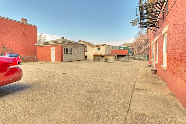 Building Photo - 416 Emma St