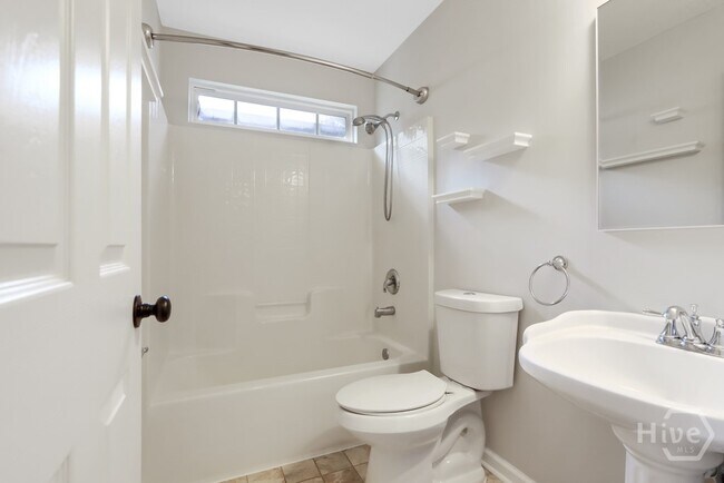 Building Photo - 120 Oak Ridge Cir