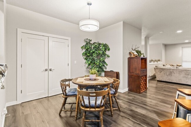Building Photo - Available 4BR/4BATH Modern Home near Ash C...
