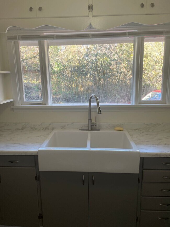 Building Photo - Off the beaten path