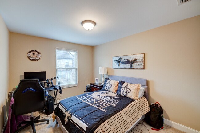 Building Photo - Hendersonville Townhome with Garage, Fireplace & Walk-In Closet