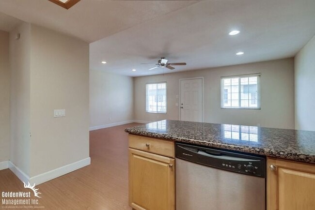 Building Photo - Stylish Upper-Level 2Bdm 1Ba Condo in Gate...