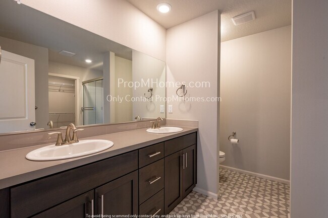 Building Photo - Discover Your Dream Home: Gorgeous Three B...