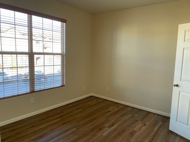 Building Photo - Updated 2 Bedroom Condo With Garage!