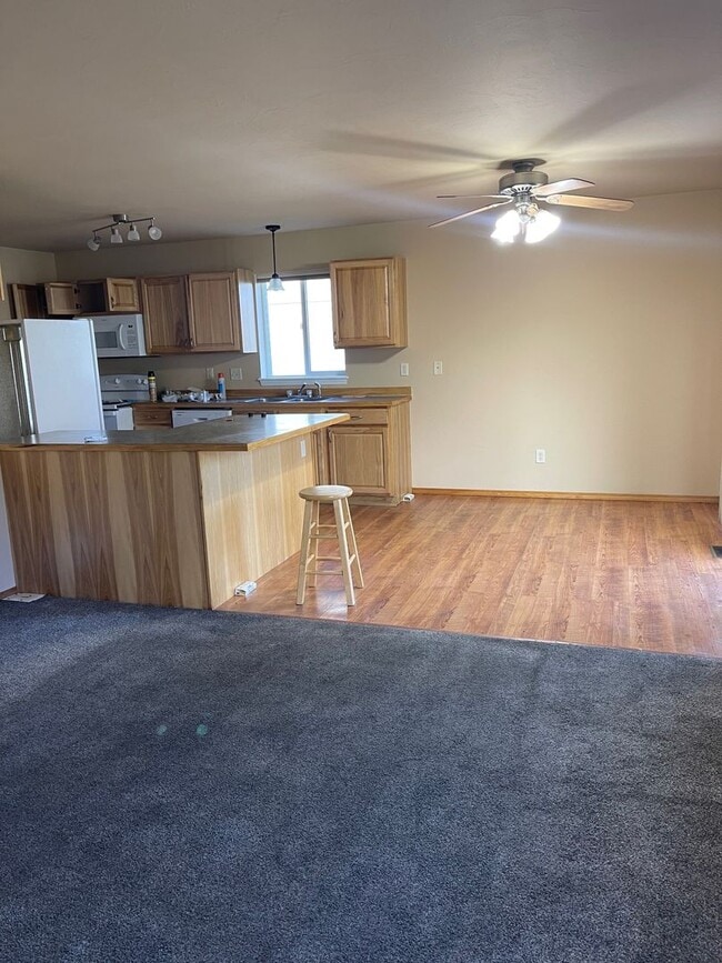 Building Photo - 3 Bed 2.5 Bath in River Rock