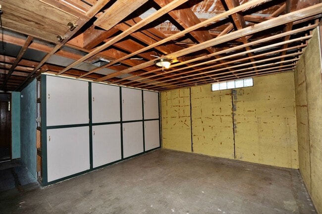 Building Photo - Charming 2 bed 1 bath bungalow with 2nd living room