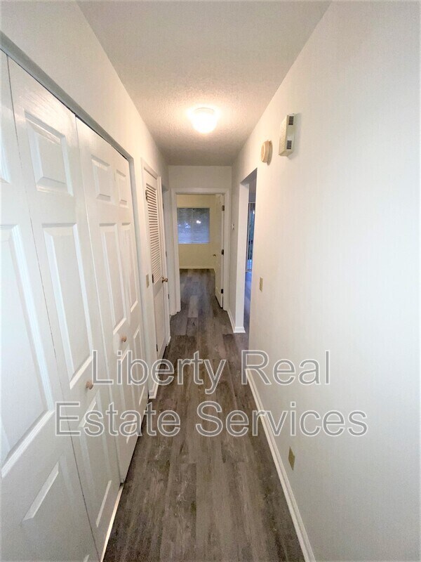 Building Photo - 910 Brett Dr