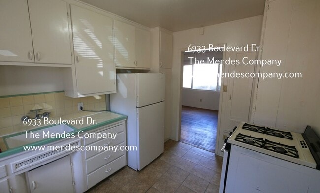 Building Photo - 6933 Boulevard Dr