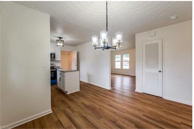 Building Photo - 1613 Loren Cres