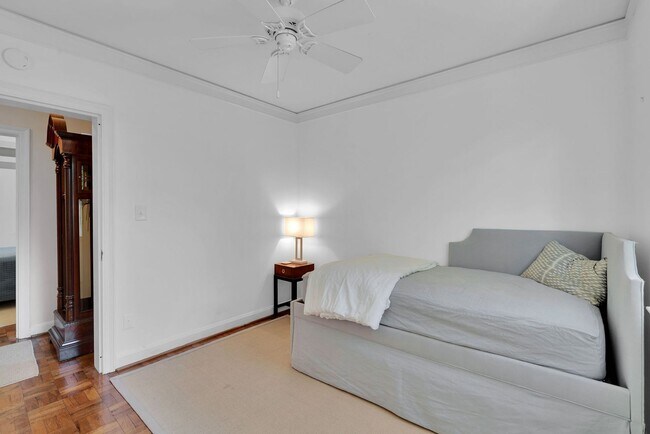 Building Photo - Fully furnished and thoughtfully updated top-floor condo in the heart of Dilworth at desirable My...