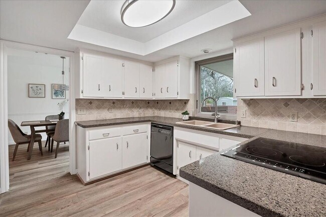 Building Photo - 9502 Castlewood Dr