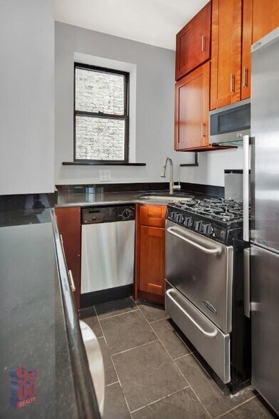 Building Photo - 252 Mott St
