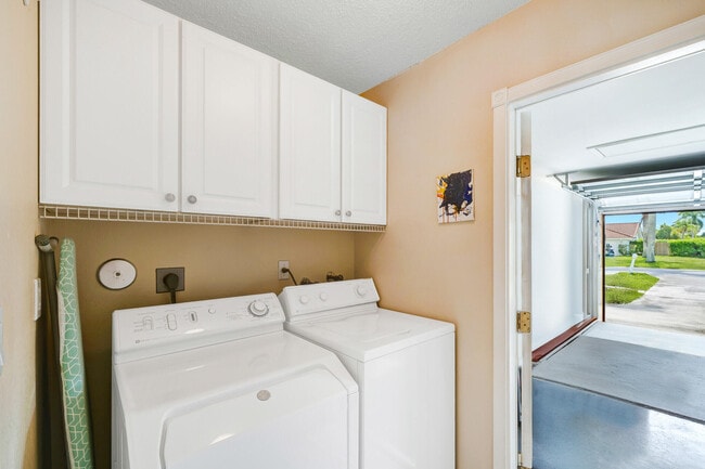 Building Photo - 7661 W Country Club Blvd