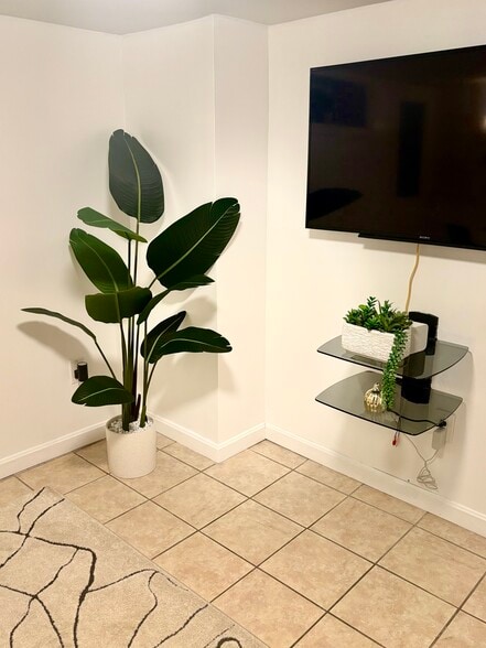 Building Photo - 256 Aqueduct Rd