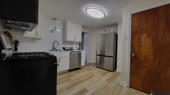 Kitchen - 156 Stoneleigh Ave