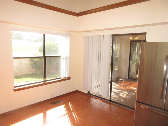 Building Photo - 6904 La Costa Dr NE